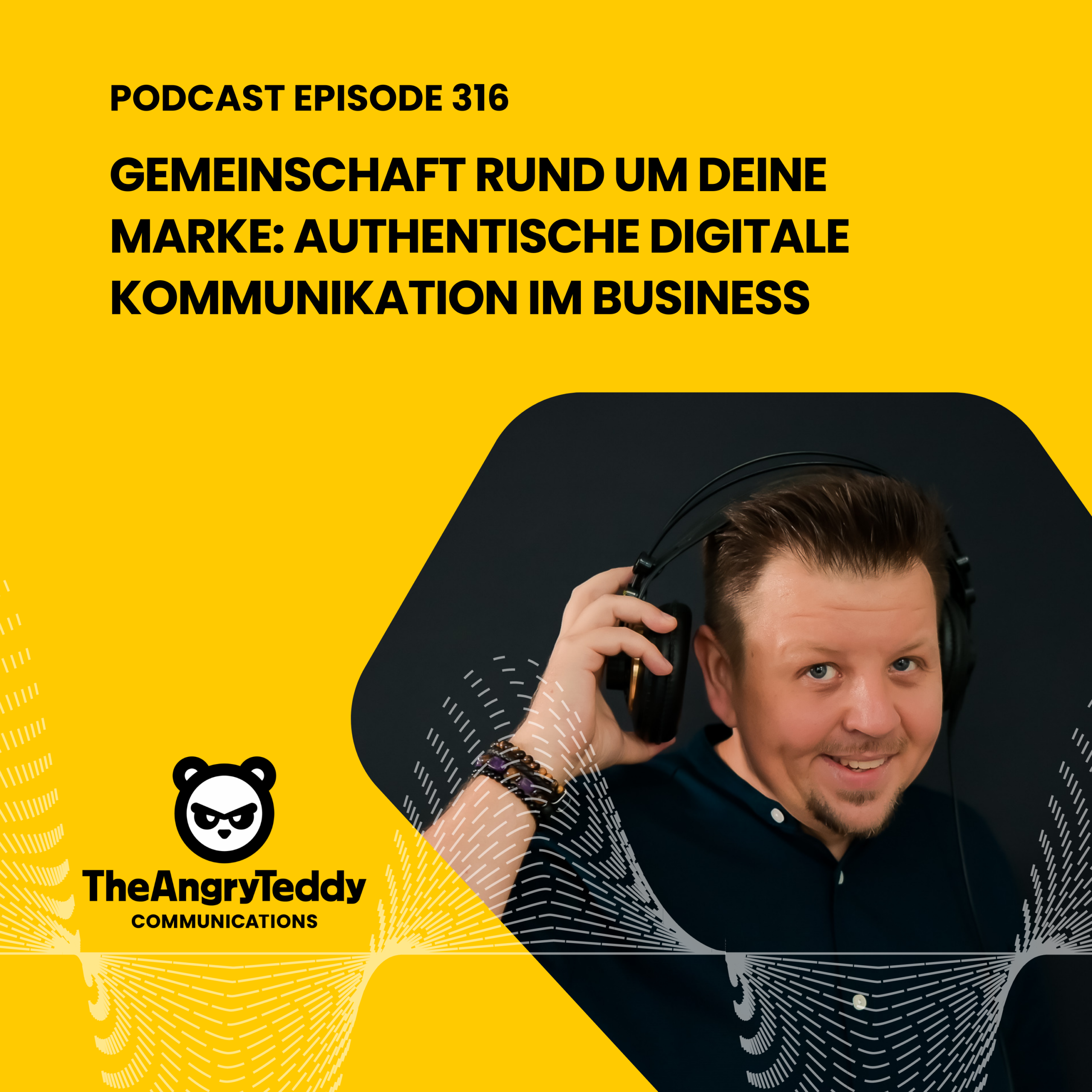 Podcast Episode 316: Digitale Markenkommunikation Mann mit Kopfhörern spricht in Mikrofon, Podcast über digitale Markenkommunikation.