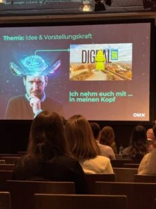 Intelligente Präsentation auf einer Konferenz zum Thema Kommunikation, Social Media und Podcast-Marketing in Deutschland.
