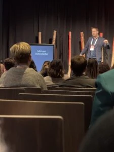 Kommunikationsredner bei TheAngryTeddy Konferenz, die Präsentation vor Publikum hält.