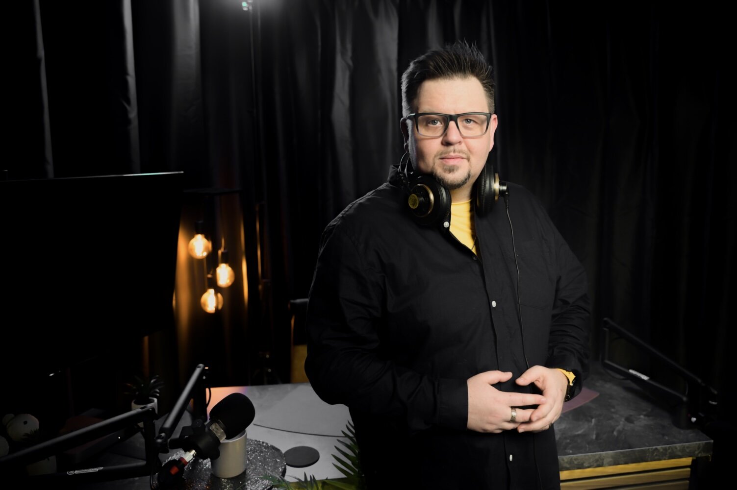 Moderner Podcaster im Aufnahmestudio Mann mit Kopfhörern im Tonstudio, bereit für einen Podcast.