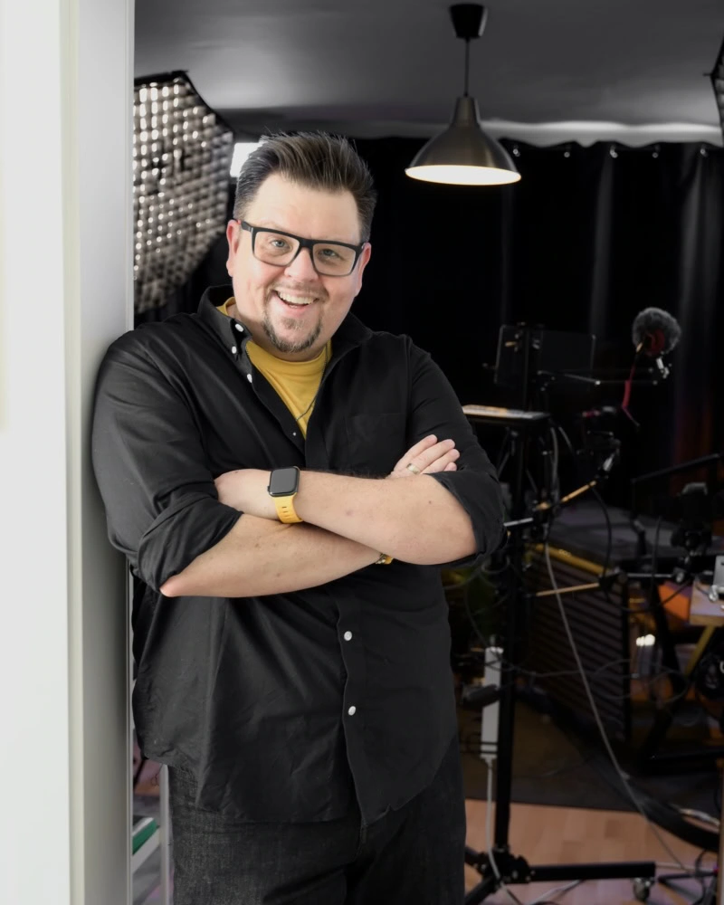 Kommunikationsprofi bei TheAngryTeddy | Social Media & Podcast Marketing Kommunikationsprofi bei TheAngryTeddy, spezialisiert auf Social Media und Podcast-Strategien, präsen.