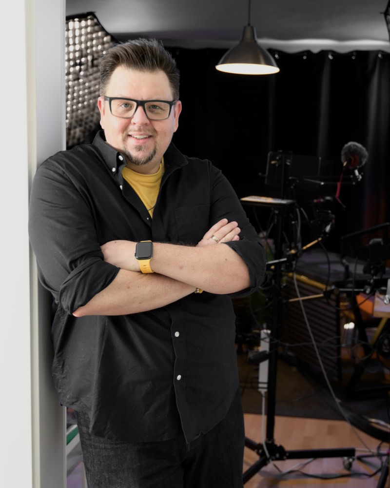 Mann vor Mikrofon bei Podcast-Aufnahme, Social Media Experte.