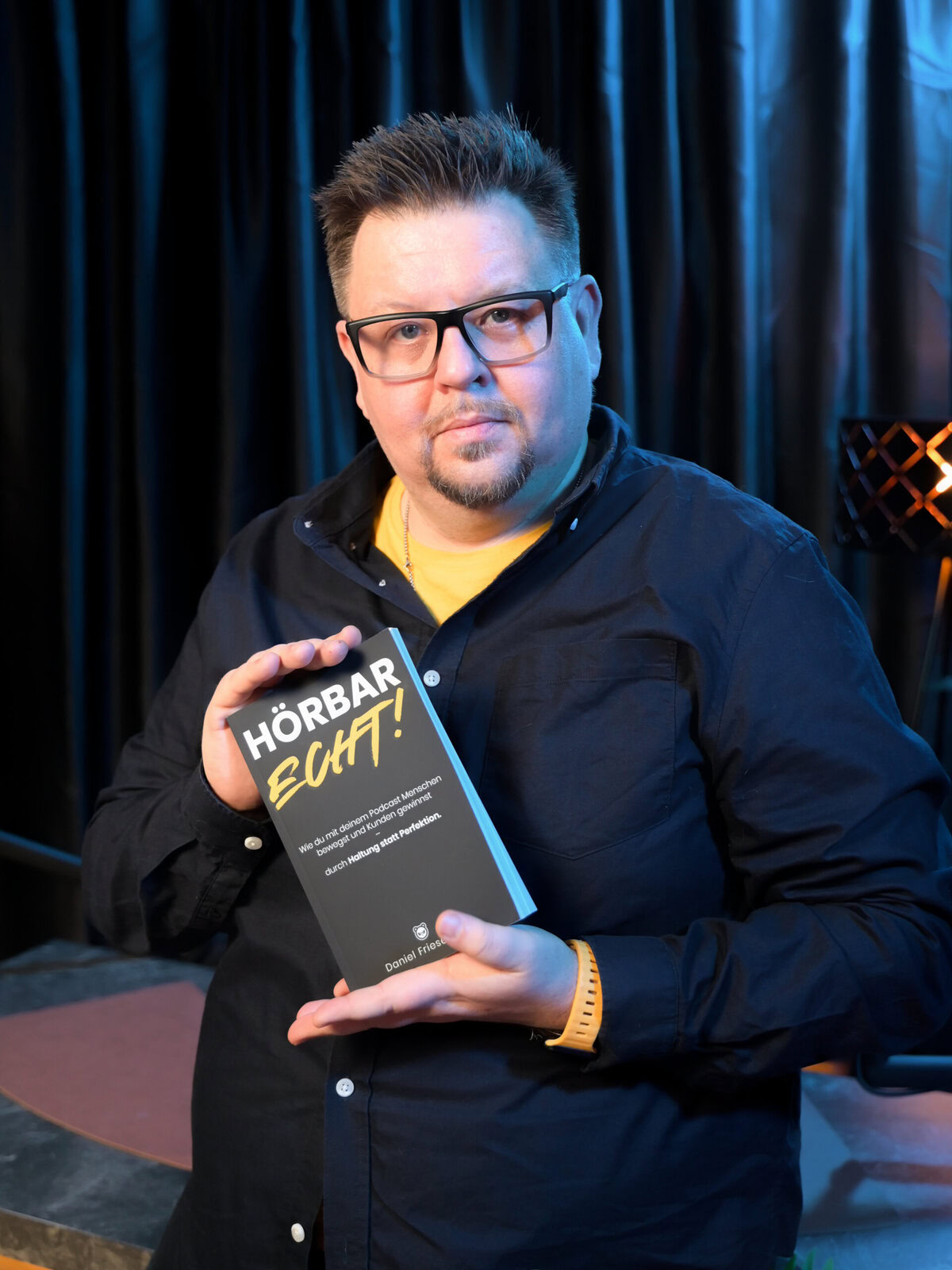 Daniel-Friesenecker-Hoerbach-echt Mann vor Mikrofon bei Podcast-Aufnahme, Social Media Experte.