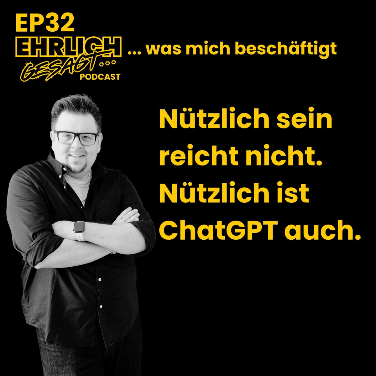 Mann mit Brille und schwarzen Hemd, lächelnd, auf schwarzem Hintergrund.