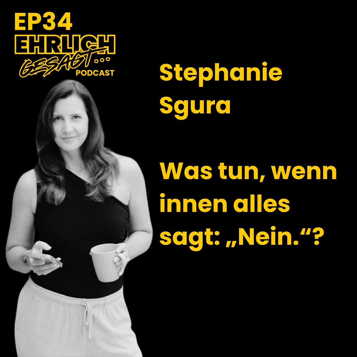 EHRLICH GESAGT Podcast – Stephanie Sgura Frau mit Tasse und Smartphone, Podcast-Logo im Hintergrund, schwarzer Hintergrund.