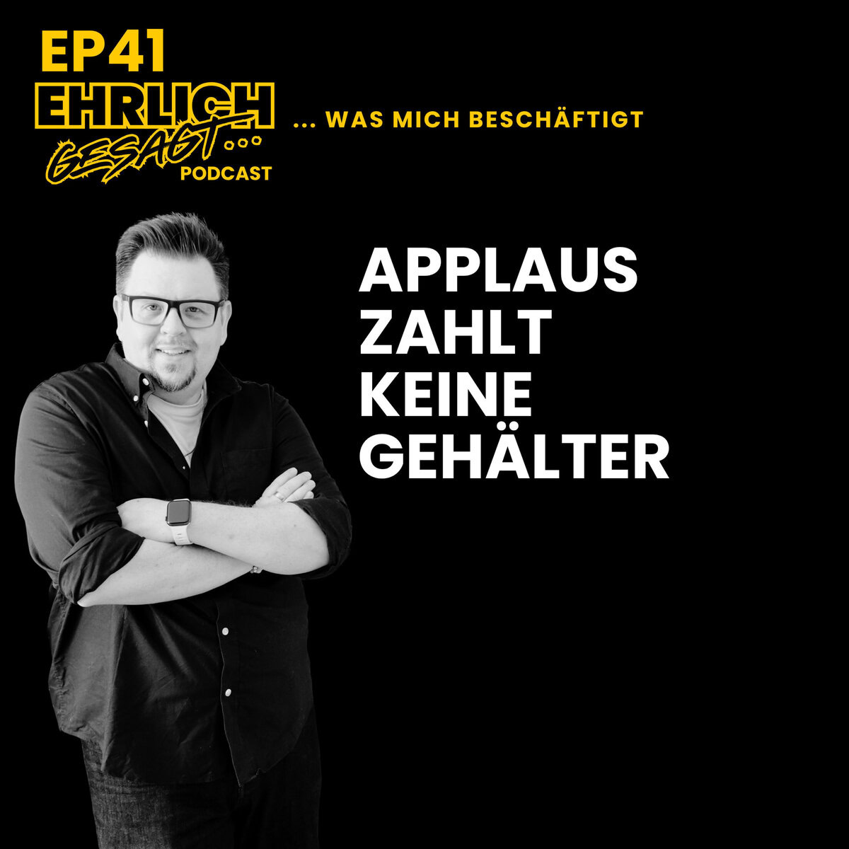 Podcast-Host mit schwarzen Hemd und Brille, schwarzer Hintergrund, Text.