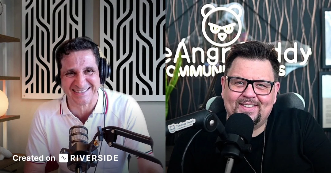 Zwei Männer im Podcast-Studio bei TheAngryTeddy Communications.