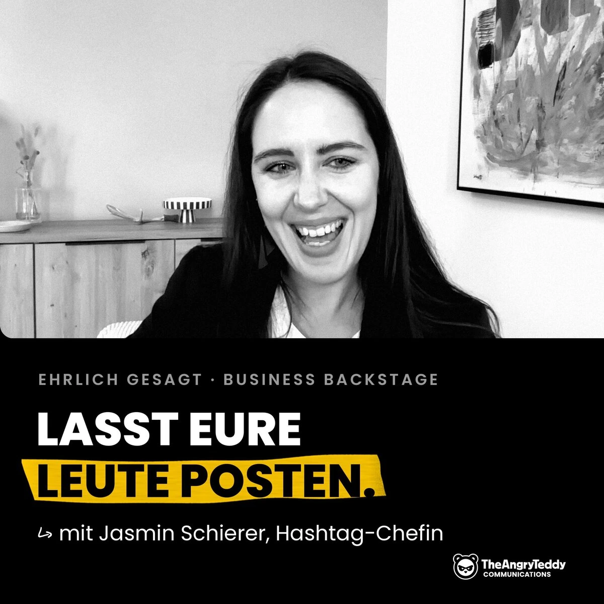 Lächelnde Frau bei Business Backstage Veranstaltung.