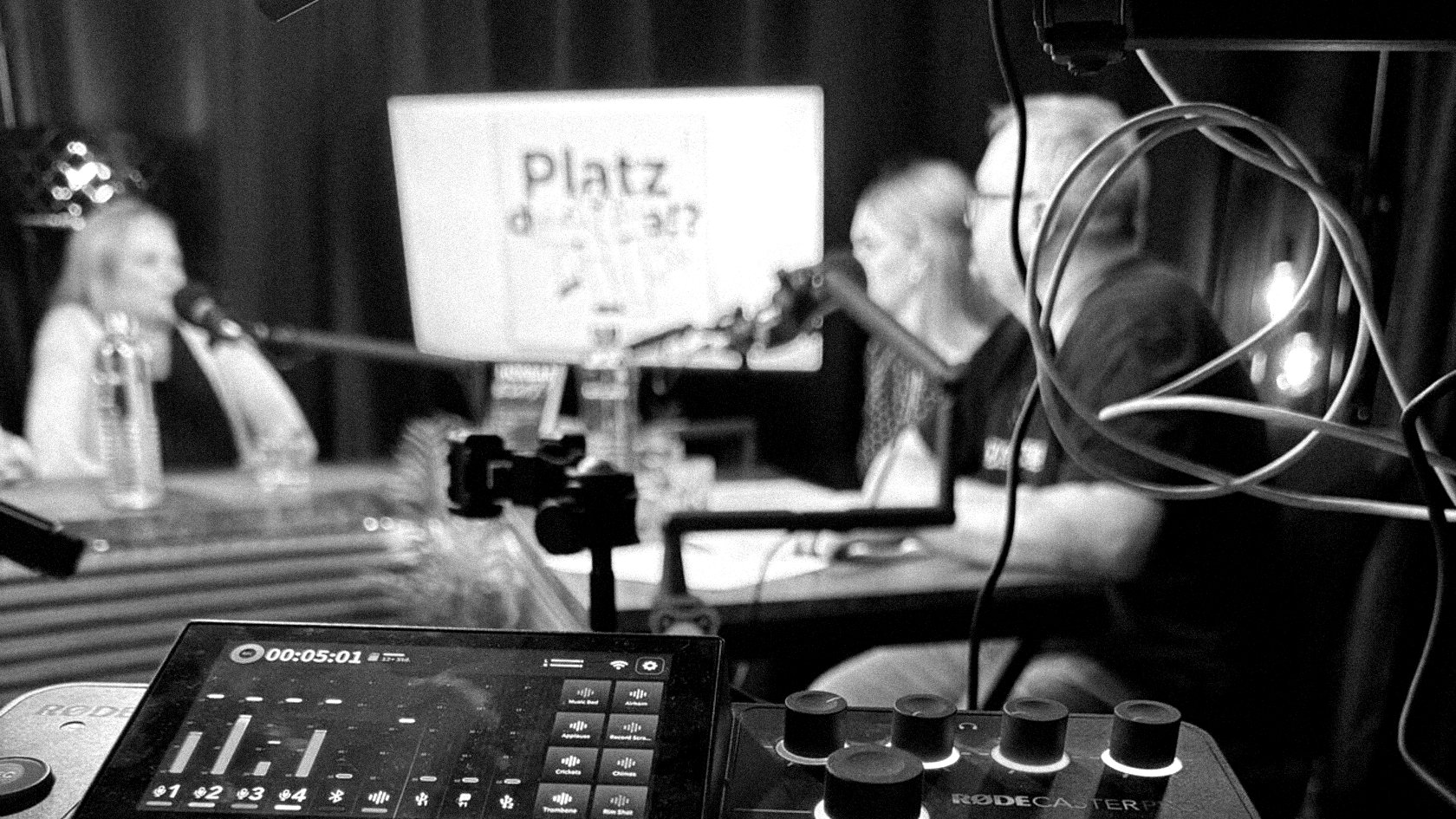 Aufnahme des Podcasts Platz da!? der Kinder- und Jugendhilfe OÖ im TeddyLab Linz, im Vordergrund das Mischpult